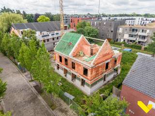 <p>LAATSTE Halfopen pastorijwoning in een rustige doodlopende straat in Geel.<br /><br />Ontdek deze prachtige nieuwbouwwoning die landelijke architectuur combineren met een moderne, eigentijdse uitstraling. De woning wordt gebouwd op een perceel van ca. 4a 10ca in een zeer rustige doodlopende straat, waar kinderen veilig op straat kunnen spelen. Bovendien bevindt u zich op wandelafstand van de Werft en de markt van Geel – een unieke combinatie van rust en centrale ligging.<br /><br />Troeven van deze woningen:<br />- Energiezuinige &amp; kwalitatieve bouw met een zeer laag E-peil<br />- ± 265 m² bewoonbare oppervlakte<br />- 3 ruime slaapkamers + uitbreidbare zolder<br />- Afwerking op maat volgens het lastenboek<br />- Carport met bergruimte en fietsenstalling<br /><span><strong><br />Prijsinformatie:<br /></strong>De geadverteerde prijs is <strong>exclusief</strong>:<strong> btw</strong>, aansluitingskosten, notariskosten en registratierechten op het grondaandeel. Onderaan bij het<strong> financieel </strong>luik kan u meer informatie terugvinden over de <strong>totaalprijs</strong> en het voordeeltarief van <strong>6% btw.<br /></strong></span><br />Bent u op zoek naar een kwalitatieve, energiezuinige gezinswoning in een kindvriendelijke omgeving? Maak snel uw afspraak via 014 58 02 08 of info@immovl.be.</p>
