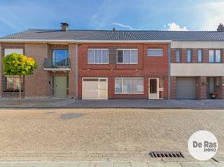 EERSTE BEZOEKDAG ZATERDAG 24/10 VAN 10U TOT 14U (enkel op afspraak!)<br /><br />ZELE - Deze te renoveren woning kunt u vinden in een rustige, kindvriendelijke buurt te Zele. Alle voorzieningen zoals supermarkten, scholen, winkels, openbaar vervoer en het station zijn vlakbij. Daarnaast geniet deze woning een heel goede bereikbaarheid door de nabijheid van de op- en afrit van de E17.<br /><br />Naar indeling toe beschikt de woning op het gelijkvloers over een inkomhal, een ruime woonkamer, een bergruimte onder de trap, een keuken en een berging. Op de eerste verdieping bevinden zich 3 ruime slaapkamers, de badkamer en de nachthal. Verder is er ook nog een ruime zolder. Buiten is er ook nog een tuinberging, een toilet en een garage.<br /><br />Naar comfort toe is de woning voorzien van een vernieuwd dak (2010), enkele beglazing (ALU), verwarming met gaskachels (keuken en woonkamer),...<br /><br />De leuke tuin met zijn prachtig verzicht is een extra troef! <br /><br />Kortom, bent u opzoek naar een te renoveren woning met 3 slaapkamers in een rustige doch centrale buurt? Aarzel dan niet en maak snel uw afspraak: 053/60.65.60<br /><br />De vermelde prijs is een richtprijs. Na ontvangst van de biedingen zal de verkoper beslissen of hij/zij de eigendom verkoopt aan het beste bod. De richtprijs is aldus niet bindend voor de verkoper. Voor meer info kunt u ons contacteren of het reglement raadplegen op onze website.