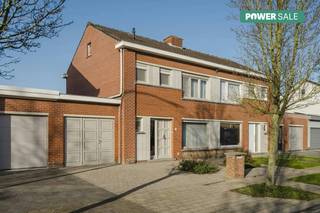In een aangename en rustige woonwijk in Lauwe bevindt zich deze goed onderhouden woning in de Kranenbroeklaan 5. Dankzij de centrale ligging,...