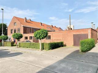 <p>Dit ruime pand van ca. 385 m², gelegen aan een parkje in Turnhout, biedt een uitzonderlijke kans voor wie op zoek is naar een eigendom met veel volume en diverse invulmogelijkheden. Dankzij de royale oppervlaktes en flexibele indeling is dit pand geschikt voor zowel residentieel gebruik als een combinatie van wonen en werken.</p><p>Indeling & mogelijkheden<br />Gelijkvloers (±253 m²): grote open ruimte die kan ingericht worden als woonst, praktijk, kantoor, atelier, winkel of hobbyruimte.<br />Verdieping: duplex van ±132 m².<br />Badkamers: 2<br />Slaapkamers: mogelijkheid tot maximaal 6 slaapkamers<br />Kelder: grote kelder, opgedeeld in twee compartimenten</p><p>Recente cv op gas<br />Buiten beschik je over een zuidwestgerichte tuin, een dubbele oprit en 1 à 2 garages, wat extra comfort en parkeergelegenheid biedt.</p><p>Ligging<br />Het pand bevindt zich op een strategische locatie nabij winkels, scholen, openbaar vervoer en de jachthaven. Een ideale combinatie van bereikbaarheid en rust.</p><p>Extra informatie<br />Premies stad Turnhout:<br />Mogelijkheid tot twee stedelijke premies van elk maximaal €10.000 bij herbestemming van handelswoning naar gezinswoning.<br />Bouwplannen beschikbaar voor omvorming naar appartementen (op aanvraag via kantoor).</p><br /><p>Belangrijk<br />De woning werd door de bevoegde instantie onbewoonbaar verklaard wegens vastgestelde gebreken.<br />EPC: F (6 jaar tijd om dit gebouw beter te isoleren)</p><p><span><span>*Dit pand is onderworpen aan de renovatie-verplichting van de Vlaamse overheid voor residentiële gebouwen (behoudens bij sloop binnen 5 jaar na de aankoop). Consulteer voor meer informatie de website van het Vlaams Energie- en Klimaatagentschap via </span></span>https://www.vlaanderen.be/een-huis-of-appartement-kopen/renovatieverplichting-voor-residentiele-gebouwen</p><p><br />Stedenbouwkundige info: Vg – Wg – Gmo – Gvkr – Gvv<br />Watertoets: P-score D | G-score D</p><p>Dit pand is bijzonder interessant voor investeerders, zelfstandigen, projectontwikkelaars of kopers met renovatieplannen die op zoek zijn naar een eigendom met sterke ligging en veel potentieel.</p>