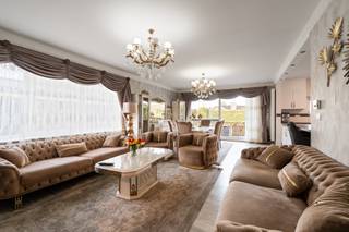 <p><strong>Gunstig gelegen, instapklare bungalow op een perceel van 545 m² in het hart van Evergem.</strong></p><p>Dankzij de centrale ligging bevinden winkels, scholen, openbaar vervoer en andere dagelijkse voorzieningen zich op wandelafstand.<br />Deze charmante woning met drie volwaardige slaapkamers werd in 2021 grondig gerenoveerd en biedt u als bewoner modern comfort. <br />Energiezuinig en comfortabel woonklimaat dankzij gunstig EPC-label B (183 kWh/m²/jaar).<br />Op het gelijkvloers vindt u een ruime inkomhal die toegang geeft tot de lichtrijke leefruimte, een functionele keuken, drie volwaardige slaapkamers, een uitgeruste badkamer en een afzonderlijk gastentoilet.<br />De praktische indeling maakt deze woning bijzonder geschikt voor zowel jonge gezinnen als senioren die comfortabel gelijkvloers willen wonen.<br />Buiten geniet u zowel aan de voor- als achterzijde van een aangenaam terras, waardoor u op elk moment van de dag een zonnig plekje kunt vinden. <br />De mooi aangelegde en volgroeide tuin van circa 385 m² biedt bovendien veel privacy door de natuurlijke omheining. Daarnaast beschikt het perceel over ruime parkeermogelijkheden.<br /><strong>Troeven van deze woning:</strong></p><ul><li><p>Instapklaar en volledig gerenoveerd in 2021</p></li><li><p>Energiezuinig met EPC-label B (183 kWh/m² jaar)</p></li><li><p>Drie volwaardige slaapkamers</p></li><li><p>Zonnige terrassen aan voor- en achterzijde</p></li><li><p>Ruime, private tuin met veel groen</p></li><li><p>Voldoende parkeergelegenheid op eigen terrein</p></li><li><p>Centrale ligging nabij winkels, scholen en openbaar vervoer</p></li></ul><p><strong>Interesse in deze woning?</strong><br />Neem vandaag nog contact op voor een bezoek ter plaatse.<br />📞 Bel <strong>Idriss</strong> op <strong>0487/17.83.14</strong><br />📧 Mail naar <strong>idriss@vastgoeddevos.be</strong></p>