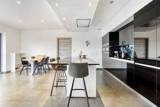 Cette maison individuelle moderne de 2016 à Oppuurs offre l'équilibre parfait entre luxe, espace et durabilité. Situé sur un terrain spacieux...