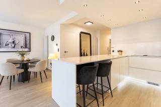 strong&gt;Knokke: Volledig gerenoveerd 2-slaapkamerappartement te koop met topligging aan de Lippenslaan.<br /><br />In het centrum van Knokke bevindt zich dit volledig gerenoveerde en perfect instapklare appartement, gelegen in de Gulden-Vliesstraat 6 en met de leefruimtes die uitgeven op de Lippenslaan. Een ideale combinatie van een centrale ligging, hedendaags comfort en een kwalitatieve afwerking. Ook de Zeedijk en het strand zijn vlot bereikbaar.<br /><br /><strong>Indeling: </strong><br />Inkomhal, apart toilet, ruime en lichtrijke leefruimte, volledig uitgeruste open keuken met hoogwaardige materialen, praktische berging, stijlvolle badkamer met ligbad én inloopdouche, 2 volwaardige slaapkamers.<br /><br /><strong>Troeven: </strong>
<ul><li>Perfect instapklaar met hedendaagse en stijlvolle afwerking.</li><li>Topligging nabij winkels, restaurants, supermarkten.</li><li>Op wandelafstand van het strand.</li><li>Bovengrondse fietsenberging en een ruime privatieve kelderberging.</li><li>EPC-label A en elektriciteit is conform</li></ul>
Meer informatie? Contacteer Ayita op 0496 13 43 12 of via ayita@eraservimo.be