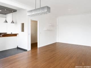 <p>Gelegen op de zesde verdieping van een verzorgd gebouw in de gegeerde Expo-wijk bevindt zich dit aangename tweeslaapkamerappartement. Dankzij de gunstige ligging bevinden winkels, openbaar vervoer, belangrijke invalswegen en het Mastvestpark zich op wandelafstand.<span></span></p>
<p>Via de ruime inkomhal met praktische vestiaire betreden we de lichtrijke woon- en leefruimte, afgewerkt met een parketvloer en genietend van een prachtig panoramisch uitzicht. Aansluitend bevindt zich de open keuken, uitgerust met een koelkast, inductiekookplaat, oven en vaatwasser. Daarnaast is er eveneens een aansluiting voorzien voor een wasmachine.</p>
<p>Achteraan bevinden zich twee slaapkamers. De master bedroom is voorzien van ingemaakte kasten, terwijl de tweede kamer zich uitstekend leent als bureau, babykamer of hobbyruimte. Vanuit deze kamer is er tevens toegang tot het terras.</p>
<p>De badkamer is uitgerust met een enkele wastafel met badkamermeubel en een douche in bad. Verder beschikt het appartement over een afzonderlijk gastentoilet.</p>
<p>Tot slot zijn een privatieve kelderberging en een gemeenschappelijke fietsenberging inbegrepen.</p>
<p>Het appartement is momenteel kwalitatief verhuurd aan <strong>€850 per maand</strong>, waardoor het eveneens een interessante opportuniteit vormt voor investeerders.</p>