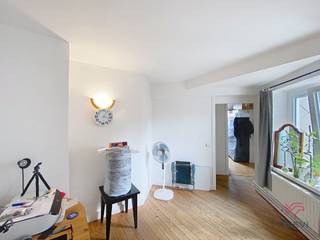 <strong>IXELLES – Op een steenworp afstand van het Flageyplein en de vijvers van Elsene, op een uitstekende locatie, vlak bij alle voorzieningen (openbaar vervoer, winkels, scholen/universiteiten, ...). Appartement met 1 slaapkamer van ±47 m² woonoppervlak, gelegen op de 4e verdieping van een klein gebouw (zonder lift). Het appartement is als volgt ingedeeld: woonkamer van ±18 m², ingerichte keuken, 1 slaapkamer van ±11 m², doucheruimte, apart toilet. EPC: G.</strong><br /><br />V<strong>oorzieningen en kosten: 80 €/maand (gemeenschappelijk).</strong><br /><br /><strong>Beschikbaar vanaf 01/07/2026.</strong><br /><br /><strong>Afmetingen ter indicatie. </strong><br /><br /><span>Op de 4e verdieping (zonder lift):</span><br /><br />Hal<br />Woonkamer van ± 18 m²<br />Aparte wc<br />Slaapkamer van ± 11 m²<br />Doucheruimte (douche, wastafel)<br />Ingerichte keuken (oven, gasfornuis, afzuigkap, koelkast)