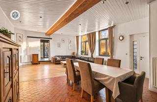 <p>Unieke en ruime woning met karakter, volledig omgebouwd uit een voormalige drukkerij, met 5 slaapkamers, 3 badkamers en een ingericht dakappartement. Deze eigendom biedt uitzonderlijk veel ruimte (± 400 m² bewoonbaar) en is ideaal voor grote gezinnen, cohousing of combinatie wonen/werken.<br /><br />INDELING:<br />Gelijkvloers: ruime inkomhal met bureau, eerste woonkamer met eethoek, tweede lichtrijke woonkamer, aanpalende volledig geïnstalleerde keuken met zicht op de tuin, douchekamer en apart toilet.<br />Eerste verdieping: 3 slaapkamers, een dressing en een badkamer met alle comfort.<br />Via een aparte trap bereikt u een zeer ruime slaapkamer van ca. 40 m².<br />Tweede verdieping: volledig ingericht dakappartement met aparte keuken, woonkamer en slaapkamer (± 53 m²), ideaal als kangoeroe-unit of cohousing.<br />Verder is er een kelder en buiten een tuin met tuinhuis.<br /><br />Voor wie is dit pand ideaal?<br />♦ Voor grote gezinnen die ruimte en flexibiliteit zoeken.<br />♦ Voor cohousing of kangoeroewonen dankzij het dakappartement.<br />♦ Voor wie wonen en werken wil combineren in een karaktervolle woning.<br /><br />Bezoek na afspraak met Immo Beguin, jouw vastgoedexpert sinds 2009.<br />✉️ info@immobeguin.be<br /><br />📞 +32 486 60 66 00</p>