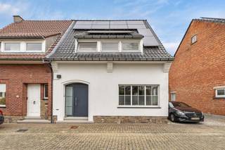Voor meer info of een bezoek, bel 053 59 49 32 - Ontdek deze verzorgde en instapklare woning in de Luc Schamptstraat 3 te Nieuwerkerken, ideaal gelegen in een rustige en kindvriendelijke buurt. De woning bevindt zich op een perceel van 3a 40ca. Binnenin beschikt de woning over een lichtrijke leefruimte, een uitgeruste keuken, twee slaapkamers, een bureauruimte en een badkamer. De zolderruimte biedt bovendien de mogelijkheid om extra kamers te creëren en is bereikbaar met een vaste trap. Buiten geniet je van een aangenaam terras en onderhoudsvriendelijke tuin met voldoende privacy. De garage zorgt voor extra bergruimte en parkeergelegenheid. De woning is uitgerust met centrale verwarming op aardgas en 14 zonnepanelen met certificaten, wat zorgt voor een lage energiekost en een duurzaam karakter. Uitbreidingsmogelijkheid op de zolder - Centrale verwarming op aardgas - 14 zonnepanelen met certificaten - EPC-label: C