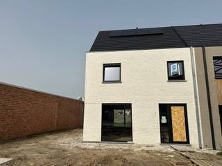 <p><span>In de groene rand van Aalst bouwt Hectaar deze halfopen  nieuwbouwwoning. Deze ligt op fietsafstand van Aalst centrum alsook is er een vlotte verbinding met het openbaar vervoer door nabijheid van het station. Verder kan je bakker, slager, scholen en andere winkels in de directe omgeving terugvinden.<br />De woning is voorzien van een lichtrijke leefruimte met open keuken, 3 ruime slaapkamers, volledig uitgeruste badkamer alsook berging op het gelijkvloers. <br />De afwerking van de woning kan volgens eigen smaak en budget via onze partnerleveranciers. (foto's referentie voorgaande projecten);</span></p><ul><li><span>Rustige locatie dichtbij Aalst;</span></li><li><span>Energiezuinig;</span></li><li><span>Vloerverwarming op het gelijkvloers;</span></li><li><span>Warmtepomp lucht - water;</span></li><li><span>3 ruime slaapkamers;</span></li></ul><p><span>Mogelijkheid om vaste trap naar zolder te voorzien voor extra kamers.</span></p><p><span> </span></p><p><span>Prijs excl. BTW en registratierechten</span></p><p><span> </span></p><p><span>Voor meer informatie, contacteert u Didier van Immo Zone op het nummer 0476/ 73. 17. 99.</span></p>