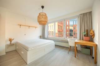 <p><span>Instapklaar appartement met 3 slaapkamers en staanplaats in Mechelen</span></p><p><span> </span></p><p><span>Dit ruime appartement is gelegen in de Stephensonstraat in Mechelen, op een uitstekende locatie vlak bij het station. Dankzij de centrale ligging bevinden winkels, scholen, sportfaciliteiten en andere voorzieningen zich op korte afstand. De verbinding met de E19 richting Brussel en Antwerpen is ook bereikbaar op slechts enkele minuten rijden. </span></p><p><span> </span></p><p><span>Het appartement beschikt over een praktische indeling met maar liefst drie slaapkamers, waardoor het geschikt is voor gezinnen of koppels die nood hebben aan wat extra ruimte. De leefruimte biedt plaats aan een gezellige woonkamer en eetkamer, terwijl de keuken zorgt voor een functionele inrichting. Daarnaast beschikt het appartement over een badkamer met ligbad, een gastentoilet en een extra bergruimte. Als kers op de taart is er ook een staanplaats voorzien eveneens als een kelderberging die kan dienen als extra opbergruimte. </span></p><p><span> </span></p><p><span>Het appartement beschikt over een EPC B, wat bijdraagt aan een energiezuiniger karakter van het appartement. </span></p><p><span> </span></p><p><span>Indeling:</span></p><p><span>-3 slaapkamers</span></p><p><span>-Leefruimte: lichtrijke woonkamer en eetkamer</span></p><p><span>-Functionele keuken</span></p><p><span>-Badkamer met ligbad</span></p><p><span>-Gastentoilet</span></p><p><span>-Berging</span></p><p><span> </span></p><p><span>Troeven:</span></p><p><span>-Staanplaats (Verplicht mee aan te kopen: €25.000)</span></p><p><span>-Kelderberging</span></p><p><span>-Centrale ligging naast het station</span></p><p><span> </span></p><p><span>Ben jij geïnteresseerd in dit energiezuinig appartement te koop in Mechelen, ben je op zoek naar ander vastgoed, een investering of wens je de waarde van jouw eigendom te kennen? Dan ben je bij BOLT immo aan het juiste adres! Wij helpen jou graag verder.</span><span> </span></p>
