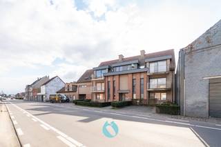 Zeldzame opbrengsteigendom bestaande uit 7 appartementen, 9 garageboxen en 8 staanplaatsen.In zeer goed staat van onderhoud en conform de huidige...