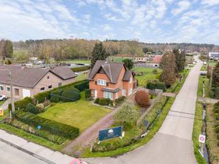 Charmante woning met potentieel en een leuke tuin. Dit op een perceel van 834m². Gelegen op een zeer centrale ligging tussen het centrum van...
