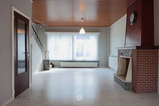 <p><span>GHENT - Ottergemsesteenweg 30 : Vous êtes à la recherche d'une</span><span> maison mitoyenne avec garage box à </span><span>louer</span><span> à Gand ? Ce bien est peut-être fait pour vous.</span></p><p><span> </span></p><p><span>Les atouts en bref :</span></p><ul><li><span>Nombreuses facilités à proximité telles que magasins, clubs de sport, etc. </span></li><li><span>Bien desservi par les transports en commun et avec un accès facile aux grands axes routiers</span></li><li><span>Garage box inclus<br /><br /></span></li></ul><p><span>Voici à quoi ressemble le rez-de-chaussée :</span><span> </span></p><p><span>Hall d'entrée, salle de bains, débarras sous l'escalier.</span></p><p><span> </span></p><p><span>Voici à quoi ressemble le premier étage :</span></p><p><span>Espace de vie lumineux, cuisine, toilettes séparées, véranda (de la véranda, vous pouvez utiliser un escalier extérieur pour accéder au garage).</span></p><p><span> </span></p><p><span>Voici à quoi ressemble le deuxième étage :</span></p><p><span>2 chambres spacieuses.</span></p><p><span><br />Loyer : € 1050 + EGW selon consommation propre.</span></p><p><span>Disponible à partir d'aujourd'hui. Domicile obligatoire.</span></p><p><span> </span></p><p><span>Contactez l'agence immobilière Axel Lenaerts pour une visite via notre site web.</span></p><p><span> </span></p>