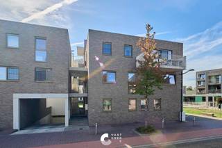 Centrum gelegen appartement met groot terras, staanplaats, berging en een hoogwaardige afwerking.<br /><br />Dit 2 slaapkamer appartement is gelegen in het hartje van Hechtel. Aan de Kamperbaan in Hechtel woon je op een praktische uitvalsbasis, met vlotte verbindingen naar de omliggende gemeenten. Via de Noord-Zuidverbinding bereik je eenvoudig Pelt en Lommel en reis je verder richting de Nederlandse grens en Eindhoven. Een aantrekkelijke ligging voor wie regelmatig in Nederland werkt, winkelt of op bezoek gaat.<br /><br />Ook voor ontspanning hoef je niet ver te gaan. De groene omgeving van Hechtel-Eksel biedt tal van mogelijkheden om te wandelen en te fietsen. Zo combineer je het gemak van een centrale ligging met de mogelijkheid om dichtbij huis tot rust te komen.<br /><br />De indeling is als volgt;<br /><br />GELIJKVLOERS:<br />- Inkomhal<br />- Slaapkamer 1 <br />- Slaapkamer 2 <br />- Toilet <br />- Badkamer<br />- Keuken<br />- Berging<br />- Living <br /><br />BUITEN:<br />- Veranda (met schuiframen)<br />- Tuin<br /><br />TROEVEN:<br />Gelijkvloers<br />Staanplaats ondergronds<br />Berging <br />Groot terras met veranda<br />Hoogwaardige afweking <br />EPC A<br />Doordachte ingedeelde ruimtes
