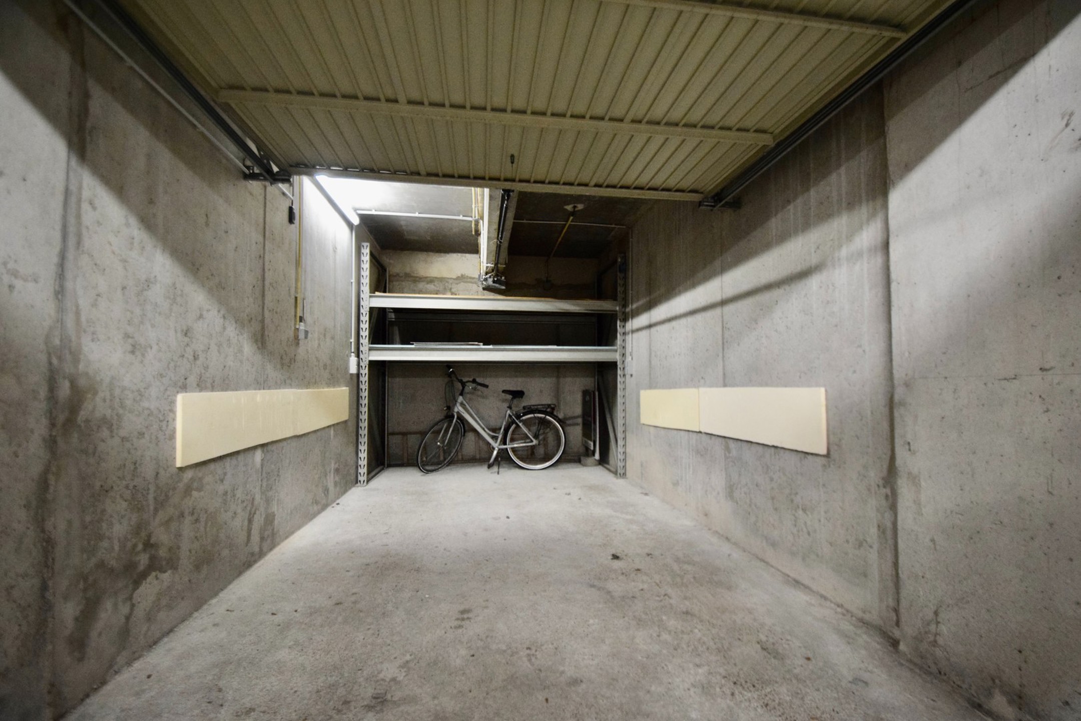 Garagebox te huur, goed gelegen in de Kustlaan nabij de winkels. - foto 4