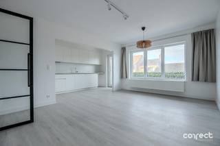 Centraal gelegen appartement.Het appartement is volledig gerenoveerd en gelegen op de 2de verdieping en omvat, lichtrijke woonkamer met open keuken, 2 slaapkamers, badkamer en terras (10m²). Gelegen op zo’n 200m van de duinen en het strand in een rustige woonwijk.Gemeenschappelijke kosten: € 45/maandMogelijkheid tot het bijhuren van een garage op wandelafstand. Voor meer info of een bezoek: 0494 03 02 86.