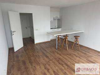 Goed gelegen en gerenoveerde mooie studio op de vierde verdieping (uniek zicht op Stad Leuven).<br /><br />Deze studio bestaat uit inkomhal, woonkamer met open (geïnstalleerde keuken) en aparte badkamer.<br /><br />Alles werd gerenoveerd en nieuw geschilderd.<br /><br />Beneden is er een beveiligde tusseningang evenals als een gemeenschappelijke fietsenberging.<br /><br />Deze studio is goed gelegen, nabij Gasthuisberg en tevens op wandelafstand van het centrum.<br /><br />Epc-waarde: 205 kWh/m².<br /><br />Meer info: www.debaco.be of bel 014/73.77.77