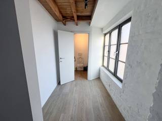 Gelegen in de Hulststraat 11 te Tielt vindt u deze verzorgde kantoorruimte van ca 250 m² terug. Het betreft een kantoor te huur op de...