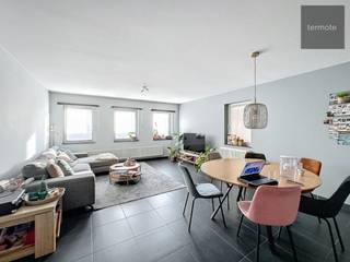 Nabij het centrum van Ooigem, treffen we dit recente gelijkvloers appartement met tuintje.<br />Het omvat;<br />* inkomsas met gastentoilet<br />* ruime living<br />* open keuken keuken met alle inbouwapparatuur<br />* berging<br />* twee slaapkamers<br />* moderne badkamer met ligbad en lavabomeubel<br />Achteraan bevindt zich het privatieve​​ terras + tuintje, samen +/- 50m² en private parkeerplaats.<br />Aangezien het appartement momenteel goed verhuurd is, is het de ideale investering.<br />Mits het respecteren van de vooropzeg van zes maanden kan het ook voor eigen gebruik.<br />Troeven : handig gelijkvloers met privaat tuintje - lage syndickosten (aparte inkom en geen liftkosten) - CV op aardgas - EPC B<br />Vraag vandaag nog uw bezoek via angelo@immo-termote.be of 0497/429.446.