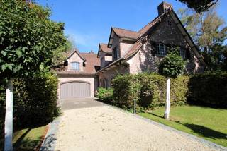 Op een uniek perceel van 4541 m² en 33 meter breed treffen we deze prachtige villa gebouwd in 1985 en voorzien van een vernieuwde CV-ketel en...