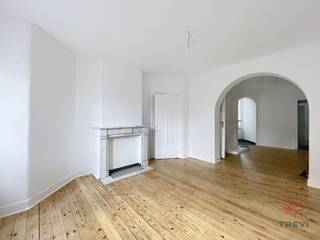 <p><strong>SAINT-GILLES: Vlak bij de Barrière de Saint-Gilles en het Parc de Forest, evenals alle voorzieningen, een appartement met 1 slaapkamer van ± 50m² op de 3e verdieping zonder lift. Het appartement is als volgt ingedeeld: woonkamer, eetkamer met bureauhoek, ingerichte keuken (kookplaat, afzuigkap), balkon, doucheruimte met toilet, slaapkamer van ± 10m².</strong></p>
<p>Op de 3e verdieping zonder lift:</p>
<p>- Woonkamer ±20 m²</p>
<p>- Eetkamer ±13 m²</p>
<p>- Ingerichte keuken (kookplaat, afzuigkap)</p>
<p>- Balkon</p>
<p>- Doucheruimte met wc</p>
<p>- Slaapkamer ±10 m²<br /><br /></p>
<p>Kosten: 85 €/maand inclusief gemeenschappelijke kosten, koud water en verzekering tegen verhaal.</p>
<p>EPB G</p>
<p>Beschikbaar op 01/05/2026</p>