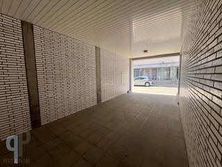 Bezoek deze interessante eigendom, bestaande uit 5 appartementen, 3 garages, een winkelpand en 6 kelders. Het gebouw onderging reeds verscheidene renovaties, zoals een nieuw dak, vernieuwde ramen, badkamers, vernieuwde elektriciteit en cv op aardgas (allemaal individuele chauffageketels). Alle units zijn verhuurd (huurinkomsten van +/- € 4000/maand) Heel interessante belegging ! Voor meer inlichtingen of een bezoek, contacteer Veronique 0483/676579