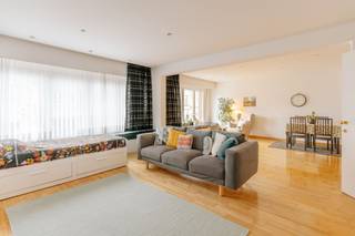 <p><span>Op een boogscheut van De Bist kan je dit verrassend ruime appartement vinden. Het ligt op de eerste verdieping van een rustige en verzorgde residentie. </span></p><p><span> </span></p><p><span>Eens je door de voordeur wandelt, ga je hier van de ene ontdekking naar de andere.</span></p><p><span>En het wordt snel duidelijk dat aan ruimte geen gebrek is in dit appartement. Dat start bij de inkomhal met berging en vestiaire met ingemaakte kastenwand. Vervolgens vind je aan de straatzijde een uitgestrekte leefruimte met aansluitend een ruime leefkeuken. Verrassend genoeg ligt achter de keuken ook nog een grote bergruimte/wasplaats. Als je richting de achterzijde van het appartement gaat, vind je eerst een ruime en verzorgde badkamer. Vervolgens loop je via een hal met ingemaakte kastenwand richting de 2 grote slaapkamers. </span></p>