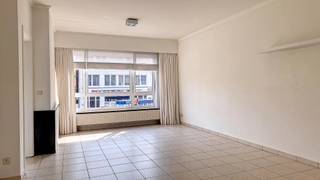Gelegen binnen de Grote Ring van Hasselt, op de gegeerde Maastrichtersteenweg, bevindt zich dit charmante tweeslaapkamerappartement in een kleinschalige residentie.<br /><br />Het appartement situeert zich op de eerste verdieping (zonder lift) en verwelkomt u in een lichtrijke woonkamer met een aangename leefruimte. De aparte keuken is praktisch ingericht en voorzien van onder meer een koelkast, diepvries en alle nodige comfort.<br /><br />Verder beschikt het appartement over twee volwaardige slaapkamers, ideaal voor een koppel, klein gezin of als investering.<br /><br />De absolute troef van deze eigendom is het ruime terras. Via de buitentrap bereikt u het privatieve tuingedeelte met gezellige zithoek, perfect om in alle rust te genieten. Vanuit de tuin heeft u bovendien directe toegang tot de garage, die uitgeeft op de Bosstraat.<br /><br />Een interessante opportuniteit voor wie comfortabel wil wonen op een centrale ligging, met alle voorzieningen binnen handbereik.<br /><br />Huurprijs: 925 EUR/maand. Alle verbruik is individueel. <br />Beschikbaarheid: 1 mei 2026<br /><br />Interesse? Plan snel je bezoek in via onze website www.living-stone.be. <br />Bij vragen, neem contact op via charlotte.geyskens@living-stone.be.