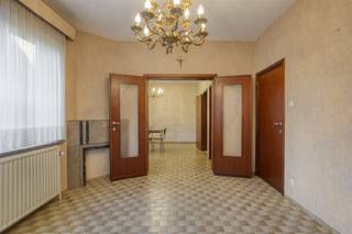 Ontdek deze solide woning met tuin, gelegen te Grimbergen. Dit renovatieproject biedt een uitstekende basis voor wie op zoek is naar een karaktervolle woning met veel potentieel. De locatie is ronduit top: in een vernieuwde straat met veel groen, op wandelafstand van winkels, openbaar vervoer, goede verbindingen met de RING en A12 en het centrum van Grimbergen, Meise en Wolvertem.IndelingDe woning bestaat uit een inkomhal, leefruimte met veel lichtinval en aansluitend een eetkamer, keuken, wasberging, wc en polyvalente ruimte. Op de eerste verdieping bevinden zich drie slaapkamers en een badkamer met ligbad, lavabo en toilet.De zolder is bereikbaar via een vaste trap en biedt tal van inrichtingsmogelijkheden — extra slaapkamers, bureau of hobbyruimte, naar wens te moderniseren. Daarnaast beschikt de woning over een kelder, een garage met oprit voor meerdere wagens en een goed onderhouden tuin waar het heerlijk vertoeven is.Karakteristieken- Perceel: 4a 09ca- Solide constructie met veel potentieel- 3 kamers- In te richten zolder met extra mogelijkheden- Garage en oprit- Ruime tuin met privacy- Ideale ligging nabij centrum, winkels, scholen en openbaar vervoer- EPC F, aldus renovatieplicht binnen 5jDeze woning is de perfecte kans voor wie op zoek is naar een degelijke gezinswoning met karakter en de wens heeft om alles naar eigen smaak te vernieuwen. Dankzij de gunstige ligging en het potentieel vormt dit pand een uitstekende investering voor de toekomst.Contacteer ons snel voor een bezoek via 02 460 80 46 of info@structura.be