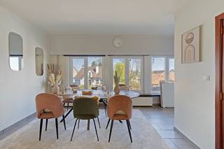 TE KOOP – Te renoveren huis en garage met veel potentieel in Tisselt<br /><br />📍 Adres: Baeckelmansstraat 90, 2830 Tisselt<br />📐 Grondoppervlakte: 3a07ca<br />🏠 Type: Gesloten bebouwing – Woning bel etage met grote garage en tuin<br />🛠️ Staat: Te renoveren<br /><br />Bent u op zoek naar een ruime garage én tal van renovatie-opties naar eigen smaak? Dan is dit pand in Tisselt dé opportuniteit die u zoekt!<br /><br />Deze zeer ruime gesloten bebouwing is ideaal voor wie wonen en werken wil combineren, of voor wie op zoek is naar een interessant investeringsproject.<br /><br /><u>Indeling:</u><br />Gelijkvloers:<br />Garage/magazijn en tuin<br /><br />1ste verdieping:<br />Leefruimte met veel lichtinval<br />Keuken<br />Groot terras<br /><br />2de verdieping:<br />3 slaapkamers<br />Badkamer<br /><br /><u>Troeven:</u><br />Centrale ligging en goed bereikbaar<br />Veel potentieel en ruimte voor creatieve renovatie-ideeën<br />Ideale combinatie van wonen en werken<br />Grote bewoonbare oppervlakte <br />Tuin en terras aanwezig<br /><br />Deze woning wacht op een nieuwe eigenaar die het pand nieuw leven wil inblazen. Maak van deze plek uw droomproject!<br />📞 Interesse? Contacteer ons voor meer info of een bezoek ter plaatse via ken@immovos.be of 0477/ 29 72 50