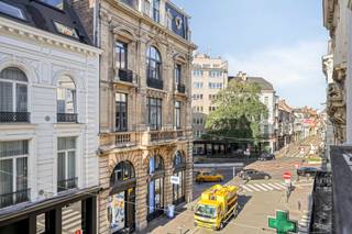 Ontdek deze charmante studio, gelegen op de bruisende Brabantdam in Gent. De studio maakt deel uit van een kleinschalige residentie zonder syndicus, waardoor er beperkte gemeenschappelijke kosten zijn. Een absolute troef!De centrale ligging maakt dit appartement bijzonder aantrekkelijk: op wandelafstand vind je winkels, horeca, openbaar vervoer en alle troeven van het stadscentrum.Indeling van de studio:inkomhal - ruime leefruimte met keuken - badkamer met douche, toilet en lavabo.De gemeenschappelijke kosten onder de vorm van een forfait bedragen 60 euro/maand, en dienen voor het onderhoud van de gemene delen en privatief verbruik.Onmiddellijk beschikbaar
