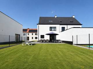 <strong>STIJLVOL GERENOVEERDE HALFOPEN BEBOUWING</strong> met <strong>HOOGWAARDIGE AFWERKING</strong> en zonnige tuin in het <strong>HART VAN ZINGEM</strong>. Deze <strong>VOLLEDIG INSTAPKLARE WONING</strong> verwelkomt u via een inkomhal met gastentoilet en leidt naar een lichtrijke  leefruimte die dankzij de directe aansluiting op het <strong>GUNSTIG GEORIËNTEERDE TERRAS</strong> een aangename woonbeleving creëert. De <strong>MODERNE, VOLLEDIG UITGERUSTE KEUKEN</strong> sluit naadloos aan op de leefruimte. Op de eerste verdieping bevinden zich <strong>TWEE RUIME SLAAPKAMERS</strong> en een <strong>STIJLVOL AFGEWERKTE BADKAMER</strong>. De tweede verdieping is ingericht als een <strong>UITZONDERLIJKE MASTER BEDROOM MET DRESSING</strong>. Bovendien beschikt de woning over een <strong>PRAKTISCHE KELDER</strong>, oprit met plaats <strong>VOOR MEERDERE WAGENS</strong> en <strong>VOLLEDIG AANGELEGDE TUIN </strong>waar u in alle rust kunt ontspannen. Dankzij de centrale ligging in Zingem geniet u van een uitstekende bereikbaarheid <strong>VAN GENT EN OUDENAARDE</strong>, terwijl winkels, scholen, horeca, openbaar vervoer en recreatiemogelijkheden zich <strong>OP WANDEL- EN FIETSAFSTAND</strong> bevinden.<br /><br />Adres: Nederzwalmsesteenweg 44 te Zingem (Kruisem)<br /><br />EPC-label B; P-score: C, G-score: C; Bestuursmaatregelen in maatregelenregister: neen.; Vrij tussen 01/04/2027 &amp; 01/07/20257