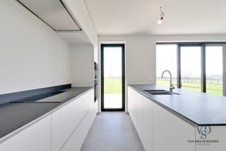 Deze prachtige halfopen bebouwing combineert modern comfort, duurzaamheid en een doordachte indeling. Bovendien kunt u nog profiteren van het verlaagde btw-tarief van 6%, wat deze woning extra aantrekkelijk maakt!<br /><br />Bij binnenkomst wordt u verwelkomd in een ruime inkomhal met afzonderlijk toilet. De lichtrijke leefruimte sluit naadloos aan op de halfopen keuken, volledig uitgerust met kwalitatieve AEG-toestellen. Aansluitend is er een praktische berging.<br /><br />Op de eerste verdieping bevinden zich drie ruime slaapkamers en een stijlvolle badkamer met dubbele wastafel, ligbad en inloopdouche (met antikalkglas). Eveneens een afzonderlijk toilet.<br /><br />De zolderverdieping als multifunctionele ruimte die naar wens kan worden ingericht als extra slaapkamer, speelkamer of hobbyruimte is een echte troef. Een douchecel kan hier eveneens worden voorzien.<br /><br />Buiten geniet u van een gezellig terras en een mooie tuin.<br />Daarnaast is er de mogelijkheid om de achterliggende weide van 1.336 m² bij aan te kopen.<br /><br />Bijzonder energiezuinig met o.a. warmtepomp op geothermie, 6 zonnepanelen, E-peil van 12, ...<br />Afgewerkt met moderne tegelvloeren op het gelijkvloers en in de badkamer, meerlagenparket in de slaapkamers, een stijlvolle trap in rubberwood, volle kern binnendeuren, ....<br /><br />Kortom; een energiezuinige topper!