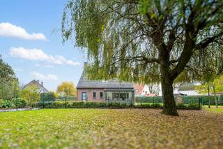 Dit landhuis met uitzonderlijke grond aan werd opgetrokken in 1988 met zeer degelijke en duurzame materialen in een mooie landelijke stijl...