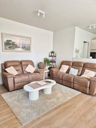 Bent u op zoek naar een instapklaar, recent en energiezuinig appartement op een toplocatie?<br />Dan is dit prachtige appartement van 108 m² in de moderne Residentie Teunishof zeker een bezoek waard. Gelegen in het centrum van Sint-Antonius woont u hier op wandelafstand van winkels, horeca, diensten en openbaar vervoer, met alle dagelijkse voorzieningen binnen handbereik.<br /><br />Het appartement bevindt zich in de B-blok van het project, een apart gelegen en kleinschaliger gebouw dat losstaat van de grotere residentie — ideaal voor wie graag rustig woont binnen een hedendaags nieuwbouwproject.<br /><br />Het appartement ligt op de eerste verdieping en is bereikbaar via lift én trap. U geniet van een ruime en lichtrijke leefruimte met een volledig uitgeruste moderne keuken voorzien van alle comfort – perfect voor wie graag kookt én gezellig ontvangt.<br /><br />De indeling biedt alle wooncomfort:<br /><br />3 slaapkamers<br /><br />Badkamer met inloopdouche<br /><br />Apart gastentoilet<br /><br />Praktische berging<br /><br />Overdekt terras van ±10 m², zodat u het hele jaar door comfortabel buiten kan zitten<br /><br />Waarom dit appartement extra interessant is:<br /><br />✔ Volledig instapklaar – recent opgeleverd (september 2025)<br />✔ Energiezuinig wonen dankzij warmtepomp<br />✔ Vloerverwarming en luchtbehandeling<br />✔ Kwalitatieve afwerking<br />✔ Lift én trap aanwezig<br />✔Mogelijkheid tot aankoop van 2 ondergrondse staanplaatsen, gunstig gelegen nabij de toegangsdeur en lift <br />✔ Kleinschaliger, apart gelegen blok binnen het project<br />✔ Dokterspraktijk aanwezig binnen de residentie<br />✔ Apotheek, slagers, bakkers, warenhuizen, bushalte,... vlakbij<br />✔ Alle appartementen binnen dit nieuwbouwproject zijn reeds verkocht – een sterke bevestiging van de kwaliteit en aantrekkelijkheid van Residentie Teunishof<br />✔ Alle technische en bouwinformatie netjes gebundeld in een volledig postinterventiedossier<br />✔ Beschikbaar bij akte<br /><br />Interesse? Neem contact op met 0472/65.39.46.<br /><br />Dit pand wordt verkocht zonder immokantoor, rechtstreeks van de eigenaar.