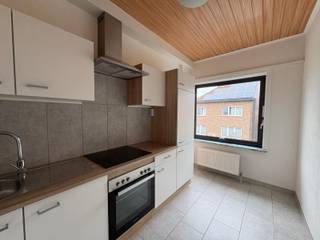 <p>Dit centraal maar rustig gelegen appartement in Liedekerke biedt een aangename combinatie van ruimte, licht en comfort. Dankzij de gunstige ligging bevinden winkels, openbaar vervoer en andere voorzieningen zich binnen handbereik, terwijl het appartement zelf rustig gelegen is.</p><p>Via de ruime inkomhal zijn alle vertrekken vlot bereikbaar. Aan de straatzijde bevindt zich de ruime en lichtrijke leefruimte, met aansluitend de keuken.</p><p>Aan de rustige achterzijde bevinden zich twee slaapkamers: een ruime hoofdslaapkamer en een tweede, kleinere kamer die eveneens perfect dienst kan doen als bureau, dressing of logeerkamer. De grootste kamer biedt toegang tot het ruime, zuidoost georiënteerde terras, waar het aangenaam vertoeven is. Op het terras bevindt zich bovendien een praktische buitenberging.</p><p>De badkamer is uitgerust met een douche, lavabo en toilet. Daarnaast beschikt het appartement over een berging, waar ook de aansluiting voor de wasmachine voorzien is.</p><p>Huurprijs: €875 per maand, inclusief gemeenschappelijke kosten<br />Beschikbaarheid: onmiddellijk</p><p>Een ruim en comfortabel appartement met aangename buitenruimte, ideaal voor wie centraal wil wonen zonder in te boeten aan rust.</p>