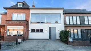 <span><span><span><span><span><span><span><span><span><span>In het rustige en groene Heers bevindt zich deze verrassend ruime rijwoning op wandelafstand van winkels, scholen, horeca en speelvelden. Ideaal voor starters, gezinnen of wie wonen en werken wil combineren.</span></span></span></span></span></span></span></span></span></span><br /><br /><span><span><span><span><span><span><span><span><span><span>Op het gelijkvloers komt u binnen via de inkomhal. Verder beschikt deze verdieping over een volwaardige slaapkamer, bureel of hobbyruimte — perfect als master bedroom, een berging, een wasplaats (die eventueel kan omgebouwd worden tot badkamer) en apart toilet. De leefruimte bevindt zich eveneens op het gelijkvloers en geniet van aangenaam lichtinval, wat zorgt voor een warme en gezellige sfeer.</span></span></span></span></span></span></span></span></span></span><br /><br /><span><span><span><span><span><span><span><span><span><span>De eerste verdieping vormt het hart van de woning. Hier vindt u een tweede slaapkamer, een badkamer en een open keuken met eetplaats die naadloos overgaat in de open zitruimte. Dankzij de open indeling en het lichtgevoel is dit een bijzonder aangename plek om te koken, tafelen en ontspannen.</span></span></span></span></span></span></span></span></span></span><br /><br /><span><span><span><span><span><span><span><span><span><span>Buiten geniet u van een gezellig onderhoudsvriendelijke tuin met terras — ideaal voor een zomerse barbecue, een koffiemoment in de ochtendzon of een rustige avond in alle privacy.</span></span></span></span></span></span></span></span></span></span><br /><br /><span><span><span><span><span><span><span><span><span><span>Vooraan de woning heeft u de mogelijkheid om 2 wagens te parkeren op de inrit, wat een extra troef is voor deze woning.</span></span></span></span></span></span></span></span></span></span><br /><br /><span><span><span><span><span><span><span><span><span><span><strong>Troeven van deze woning:</strong></span></span></span></span></span></span></span></span></span></span>
<ul>
<li>Unieke en functionele indeling</li>
<li>Twee volwaardige slaapkamers</li>
<li>Open en lichtrijke bovenverdieping</li>
<li>Gezellige tuin met terras</li>
<li>Rustige, landelijke ligging</li>
<li>Interessant als zelfstandige (gebuik gelijkvloerse slaapkamer als bureel of praktijkruimte)</li>
<li>Parkeerplaatsen voor de deur</li>
</ul>
<span><span><span><span><span><span><span><span><span><span>Gelegen in een aangename buurt met vlotte verbindingen naar omliggende gemeenten en voorzieningen, combineert deze woning rust met bereikbaarheid.</span></span></span></span></span></span></span></span></span></span><br /><span><span><span><span><span><span><span><span><span><span>Interesse? Contacteer ons voor een bezoek en ontdek zelf de charme van deze woning.</span></span></span></span></span></span></span></span></span></span><br />