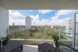 <ul>
<li>Dit <strong><u>gemeubeld</u> </strong>recent (2018) appartement heeft een prachtig open zicht op het 6<sup>e</sup> verdiep.</li>
<li>Het appartement is zeer centraal gelegen en slechts op enkele stappen verwijderd van de winkelstraten, station, strand, Maria Hendrikapark, ...<br /><u>Indeling:</u> inkomhal, leefruimte met open keuken, een ruim zonneterras, volwaardige slaapkamer, badkamer, toilet en een berging. </li>
<li><u>Kenmerken:</u> Zeer gunstige EPC score en een conforme elektrische keuring, vuilnislokaal en een fietsenberging aanwezig.</li>
<li>Vrij vanaf <u><strong>1 november 2026 </strong></u></li>
<li>Provisie <strong>70 EUR/maand</strong> algemene kosten.</li>
</ul>