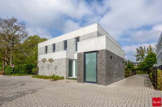 AANKOOP MOGELIJK AAN 6% BTW, neem contact op voor de voorwaarden.<br />Prachtige nieuwbouwwoning in het centrum van Lille (Poederlee)<br /><br />Laatste woning beschikbaar in het Project Green Art Estates. Dit project is een uitzonderlijk project in Poederlee dat een antwoord biedt op al de huidige en toekomstige woonbezorgdheden. <br /><br />Deze woning werd gerealiseerd door Nv ConSept, dat bij uitstek gekend staat voor zijn hoogkwalitatieve afwerking (Bora, Anywaydoors, domotica, centrale stofzuiger, ...). Deze woning heeft bovendien een E-peil van -13. Voor de bewoners betekent dit dat de woonkosten zeer laag zijn door de eigen zonnepanelen en warmtepomp. Deze energiezuinigheid betekent ook dat je 5 jaar vrijgesteld bent van je kadastrale belasting. <br /><br />Lille (Poederlee) ligt zeer centraal in de Voorkempen en is gekend voor zijn landelijk karakter. Lokaal winkelen kan in de directe omgeving en de steden in de buurt zijn vlot bereikbaar, zowel met de auto als met het openbaar vervoer. <br />Ook binnen Project Green Art Estates is er gezorgd voor een rustige, gemeenschappelijke groene tuin waar je zorgeloos met je buren contact kan hebben. Die tuin is slim aangelegd waardoor het onderhoud tot een minimum wordt beperkt. <br /><br />Bij Green Art Estates is aan alles gedacht om het leven van de bewoners op alle vlakken zo aangenaam en zorgeloos mogelijk te maken. Het is mogelijk om aan 6% BTW te kopen als je daarvoor in aanmerking komt.<br /><br />Info en verkoop:<br />De verkoop geschiedt onder BTW op het constructiedeel en registratierechten op het grondaandeel. Voor info of een verkennend gesprek, contacteer Karin 0486/97 84 27 of karin@reds.be
