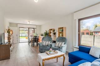 Deze charmante woning biedt een ideale combinatie van <strong>ruimte, comfort en kindvriendelijkheid</strong>. Recht tegenover de woning ligt een speelpark, waardoor kinderen veilig en dichtbij kunnen spelen.<br />Binnen vind je een <strong>lichtrijke leefruimte</strong>, een <strong>praktische keuken met tuinzicht</strong>, <strong>drie slaapkamers</strong> en een <strong>ruime badkamer</strong> met ligbad. Buiten geniet je van een <strong>grote, zonnige tuin</strong>, een <strong>overdekte buitenruimte</strong> en een <strong>aparte garage</strong>.<br /><strong>Troeven:</strong>
<ul>
	<li><span>Rustige, kindvriendelijke ligging</span></li>
	<li><span>Speelpark recht tegenover de woning</span></li>
	<li><span>Drie volwaardige slaapkamers</span></li>
	<li><span>Grote tuin met privacy</span></li>
	<li><span>Overdekte buitenruimte + aparte garage</span></li>
</ul>
Benieuwd naar deze woning? Neem contact op met onze makelaar Yves op het nummer +32 476 59 77 10 voor een bezichtiging.<br />Bezichtigingen kunnen steeds doorgaan op <strong>dinsdag (18h-20h) en vrijdag (14h30-19h30)</strong>.<br /> 