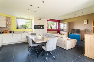 Aan de voorzijde komt u binnen in de hal met toegang tot het gastentoilet en de master-bedroom. Ook van hieruit toegang tot de ruime living met...