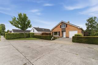 <br /><br />Deze op te frissen woning is gelegen in de Kastanjelaan, op een vlotte locatie dichtbij winkels, scholen en andere voorzieningen. <br /><br />Indeling: <br />Via de inkomhal kom je in de gezellige leefruimte. Aansluitend bevindt zich de ingerichte keuken met een praktische bergruimte en aansluiting voor de wasmachine en droogkast. Verder beschikt de woning over een apart toilet, een badkamer en 3 slaapkamers op het gelijkvloers. De zolderverdieping biedt bovendien nog een tal van mogelijkheden om extra kamers of hobbyruimte te creëren. <br /><br />Tot slot geniet je van een garage met sectionale poort en een volledig afgesloten, onderhoudsvriendelijke tuin. <br /><br />Troeven: 
<ul><li>Centrum Veurne </li><li>Mogelijkheid om extra kamers of hobbyruimte te creëren </li><li>Aangename tuin</li></ul>
 <br />Interesse? Contacteer ons via 058 31 58 58 of via hanne.huyghe@era.be <br />