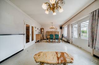 Huis gelegen in Mouscron, in een rustige en aangename omgeving, met prachtige volumes en een functionele indeling.<br /><br />Op de begane grond bestaat het huis uit een inkomhal met apart toilet, een lichte woonkamer van 27 m 2 en een half uitgeruste keuken vergezeld van een aangrenzende bijkeuken, handig voor opslag. Een veranda maakt het geheel compleet en biedt in elk seizoen een extra woonruimte. De woning heeft ook een garage voorzien van een gemotoriseerde deur en een eigen parkeerplaats buiten.<br /><br />Boven ontdekt u drie slaapkamers van 15 m 2, 12 m2 en 10 m 2, perfect geschikt voor een gezinsleven. Een extra kamer, al uitgerust met waterinlaten en -uitlaten, stelt u in staat om de ontwikkeling van een doucheruimte, een wasruimte of een multifunctionele ruimte te overwegen, afhankelijk van uw behoeften. Op dit niveau is ook een tweede apart toilet aanwezig.<br /><br />Het pand profiteert ook van een zolder van 65 m2 en biedt een aanzienlijk potentieel voor opslag of ontwikkeling.<br /><br />Buiten geniet u van een terras, een volledig omheinde tuin en een berging.<br /><br />Technische specificaties:<br /><br />Gezond en robuust huis<br />Gezond dak met onderdak<br />Centrale verwarming op gas<br />Houten frame met dubbele beglazing<br />Garage met gemotoriseerde deur<br />Privé parkeerplaats buiten<br /><br />Dit huis combineert comfort, ruimte en bruikbaarheid in een rustige omgeving in Mouscron. Een ideale kans voor een gezin dat op zoek is naar een functionele, gezonde woning met een goed groeipotentieel.