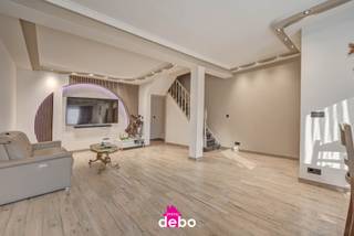 <strong>Ruime burgerwoning met warme ziel nabij centrum Kortrijk</strong><br />Welkom in deze charmante burgerwoning in de Burgemeester Felix de Bethunelaan 53 te Kortrijk. Een huis met karakter, veel licht en verrassend veel ruimte, op een topligging vlak bij het bruisende centrum en op wandelafstand van openbaar vervoer, winkels en voorzieningen.<br />Binnen ontdekt u een ruime inkomhal, een lichtrijke leefruimte met gezellige uitstraling en een volledig uitgeruste leefkeuken. Daarnaast zijn er een praktische berging met aansluiting voor wasmachine en droogkast, en een apart toilet.<br />Op de eerste verdieping bevinden zich twee grote slaapkamers en een ruime badkamer met jacuzzibad. De tweede verdieping biedt nog twee volwaardige slaapkamers. Verder beschikt de woning over een zolder en een grote garage met verschillende bergingen.<br />Deze woning heeft alle troeven om uit te groeien tot een heerlijke thuis. Met een subtiele, hedendaagse opfrissing van de binneninrichting komt haar warme karakter nog mooier tot zijn recht.<br /><strong>Zin om deze woning te ontdekken? Bel voor een bezoek: 0495 53 48 65</strong>