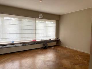 Deze gerenoveerde woning geniet van een prachtig uitzicht vanuit de open keuken met aansluitend het ZW georiënteerde terras.De ruime woonkamer is...