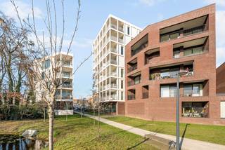 Op een gegeerde locatie in Herentals, vlak bij de Ringlaan, vindt u dit instapklare appartement op de vierde verdieping. De ligging is een echte troef: u woont hier rustig, maar toch met een vlotte verbinding naar zowel het centrum als de industriezone. Ideaal voor wie comfort en bereikbaarheid wil combineren.<br /><br />Bij het binnenkomen wordt u meteen verwelkomd in een lichtrijke leefruimte waar grote raampartijen zorgen voor een aangename, open sfeer. De woonkamer loopt naadloos over in de moderne, volledig ingerichte keuken. Deze is uitgerust met alle nodige toestellen (koelkast, vaatwasser, inductiekookplaat, combi-oven en dampkap) en beschikt over een stijlvol kookeiland met composieten werkblad. Een heerlijke plek om te koken én om samen te genieten.<br /><br />Aansluitend bevindt zich een praktische wasplaats/berging met ruimte voor wasmachine en droogkast – handig en discreet weggewerkt.<br /><br />Via de nachthal bereikt u het slaapgedeelte met twee volwaardige slaapkamers. Verder is er een apart gastentoilet met handenwasser en een verzorgde badkamer met inloopdouche, wastafel en handdoekdroger.<br /><br />De absolute blikvanger? Het ruime, zuidgerichte terras dat rechtstreeks aansluit op de woonkamer. Hier geniet u van de zon en creëert u moeiteloos een gezellige buitenplek om te ontspannen na een drukke dag.<br /><br />Ook aan comfort is gedacht: in de ondergrondse verdieping beschikt u over een privatieve kelderberging (nr. 27) én een ondergrondse parkeerplaats (nr. 42). Deze zijn verplicht mee aan te kopen voor €25.000 en zorgen voor extra gemak en veiligheid.<br /><br />Buitengewone kenmerken:<br />Energiezuinig met EPC A-label (E17)<br />Conforme elektrische keuring<br />5 zonnepanelen (1350 Wp)<br />Vloerverwarming én vloerkoeling via warmtepomp<br />Ventilatiesysteem D<br /><br />Kortom: een modern, energiezuinig en perfect onderhouden appartement op een topligging – klaar om meteen uw nieuwe thuis te worden.