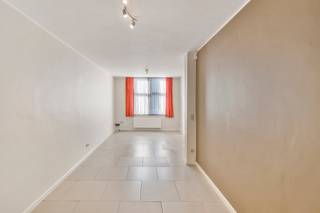 <p>Gezellige INSTAPKLARE woning met TUIN! Deze charmante woning omvat een inkomhal, een gezellige leefruimte, een toffe keuken met extra ontbijthoek, een badkamer en een aangename tuin. Op de eerste verdieping bevinden zich de overloop, twee slaapkamers en een dressing. De zolder, bereikbaar via een vaste trap, biedt extra inrichtingsmogelijkheden. De woning beschikt over centrale verwarming op aardgas, grotendeels dubbele beglazing en zonnepanelen.<br /><br />Meer info of plan je bezoek: wim@immobeguin.be<br />Te koop via Immo Beguin, uw vastgoedexpert sinds 2009, met kantoren in Ronse, Waregem, Kortrijk, Deinze, Doornik en Lessen.<br />Dit zoekertje omvat enkele AI-gegenereerde visualisaties.</p>