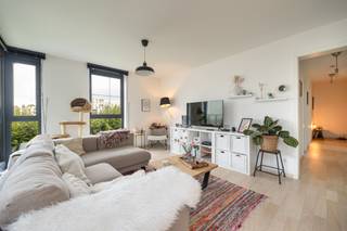 ENKEL BEZOEKEN MOGELIJK DOOR VOLGENDE LINK VOLLEDIG EN CORRECT IN TE VULLEN: Link naar mijn huurprofiel<br /><br />Ben je op zoek naar een comfortabel en energiezuinig appartement? Dan is dit prachtige appartement zeker een bezoek waard. Dankzij de doordachte indeling, aangename lichtinval en de aanwezigheid van een lift geniet je hier van optimaal wooncomfort.<br /><br />Het appartement omvat een inkomhal, een lichtrijke woonkamer met open keuken, een praktische berging, twee slaapkamers, een badkamer met douche en een apart toilet. Het terras vormt een extra troef en biedt de ideale plek om heerlijk te ontspannen.<br /><br />Bovendien is een ondergrondse garagebox inbegrepen, zodat je altijd beschikt over een veilige en comfortabele parkeerplaats. Door het energiezuinige karakter van het appartement geniet je ook van lagere energiekosten. Kortom, een ideale woonst voor wie comfortabel, praktisch en zorgeloos wil wonen.<br /><br />De huurprijs is €1050/maand + €70 gemeenschappelijke kosten.<br />Het appartement is beschikbaar vanaf 01/08.<br /><br />Graag een bezoek? Vul uw gegevens aan via bovenstaande link en wij nemen zo snel mogelijk contact met u op.