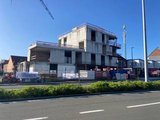Modern nieuwbouwappartement in het hart van Waregem<br /><br />Bent u op zoek naar een stijlvolle en comfortabele woonst in het centrum van Waregem? Dit nieuwbouwappartement op de eerste verdieping combineert een doordachte indeling met hedendaags wooncomfort en een uitstekende ligging.<br /><br />Met een bewoonbare oppervlakte van 77 m² en een extra terras van 8 m², geniet u hier van een aangename leefomgeving met veel lichtinval en ruimte.<br /><br />Indeling:<br />Twee volwaardige slaapkamers<br /><br />Moderne badkamer<br /><br />Apart toilet<br /><br />Open en lichtrijke leefruimte met geïntegreerde keuken<br /><br />Praktische bergruimte<br /><br />Aangezien het appartement op plan wordt aangeboden, krijgt u als koper de unieke kans om zelf de materialen en afwerkingen te kiezen. Zo creëert u een interieur dat volledig aansluit bij uw eigen smaak en levensstijl.<br /><br />Extra troef:<br />Er is mogelijkheid tot aankoop van een parkeerplaats of carport – handig én comfortabel in een bruisend stadscentrum.<br /><br />Uw kans op zorgeloos wonen in een hedendaags nieuwbouwproject op toplocatie.<br />Aarzel niet om contact op te nemen voor meer informatie of een vrijblijvend gesprek.