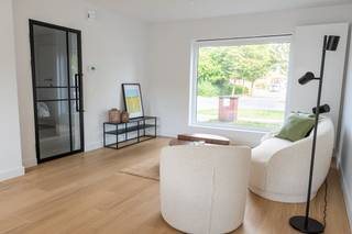 Deze volledig gerenoveerde halfopen woning is gelegen in een rustige en gegeerde woonwijk in Wevelgem. De woning werd in 2026 volledig gerenoveerd door erkende vakmensen en is afgewerkt met kwalitatieve en duurzame materialen. Dankzij de ligging nabij scholen, winkels, openbaar vervoer en belangrijke invalswegen is dit een ideale gezinswoning voor wie comfortabel en centraal wil wonen.<br /><br />Bij binnenkomst bevindt u zich in de inkomhal met gastentoilet en vestiairekast. Vervolgens komt u in de lichtrijke leefruimte met eetplaats en open keuken. De open indeling zorgt voor een aangenaam gevoel van ruimte en vormt het ideale hart van de woning. Vanuit de keuken is er toegang tot de droge kelder, de inpandige garage en een polyvalente ruimte. Deze extra ruimte kan ingericht worden als bureau, speelkamer, hobbyruimte of wasplaats.<br /><br />Op de eerste verdieping bevinden zich drie ruime slaapkamers en twee badkamers. De eerste badkamer is voorzien van een inloopdouche en dubbele lavabo. De tweede badkamer beschikt over een ligbad, lavabo en toilet. De zeer ruime zolder biedt bovendien heel wat extra bergruimte en mogelijkheden.<br /><br />De woning beschikt over een inpandige garage met oprit, een volledig vernieuwde en conforme elektrische installatie en een EPC-label B. Hierdoor is de woning volledig gerenoveerd en klaar voor een nieuwe eigenaar.<br /><br />Troeven van deze woning in Wevelgem:<br /><br />Volledig gerenoveerd in 2026<br />Halfopen bebouwing<br />3 ruime slaapkamers<br />2 badkamers<br />Lichtrijke leefruimte met open keuken<br />Inpandige garage en oprit<br />Polyvalente ruimte<br />Zeer ruime zolder<br />Volledig vernieuwde en conforme elektriciteit<br />EPC-label B<br />Kwalitatieve en duurzame materialen<br />Rustige en gegeerde ligging in Wevelgem<br />Nabij scholen, winkels, openbaar vervoer en belangrijke invalswegen<br /><br />Bent u op zoek naar een instapklare woning te koop in Wevelgem met ruimte, comfort, een garage en een energiezuinig EPC-label B? Dan is deze volledig gerenoveerde halfopen woning zeker een bezoek waard.<br /><br />Belangrijk: de veilingfee tbv 2.499 euro is ten laste van de verkoper ipv de koper.<br /><br />De algemene voorwaarden van Dewaele DIY kunt u steeds raadplegen via dewaele.com.<br /><br />Bestuursmaatregelen in het maatregelenregister: nee