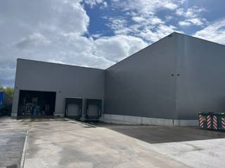 Location avec logement de concierge à Bilzen ! Espace de stockage de 2500m² avec une hauteur libre de 10m, ainsi que 300m² de bureaux et un appartement de 300m².<br />Pour des questions supplémentaires, vous pouvez appeler au 0472.23.39.46.